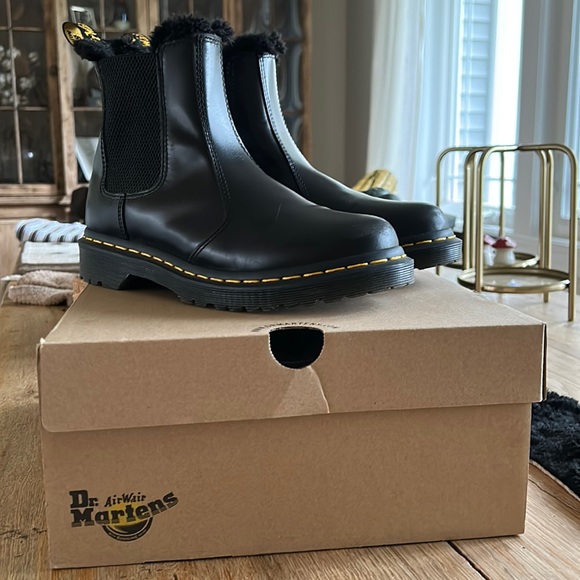 Dr. Martens Shoes - Dr Martin Leonore.  Size 7 excellent used condition.